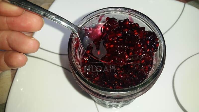 blackberry jam ready to serve