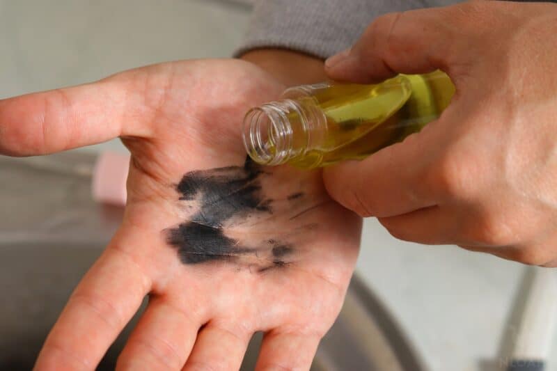 cleaning black paint off hands with cooking oil