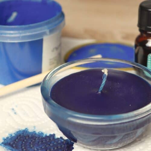 DIY candle dyed in blue with mica powder