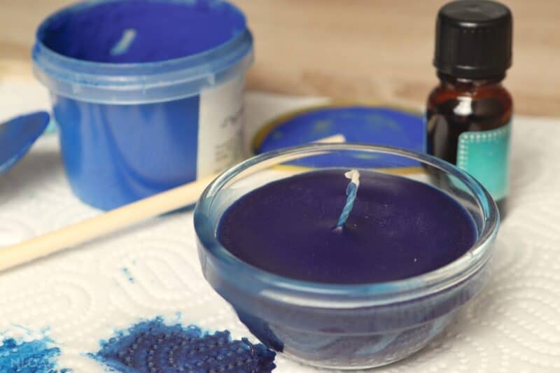 DIY candle dyed in blue with mica powder