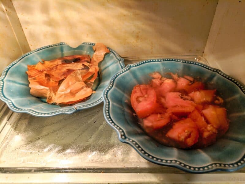 onion skins and tomatoes in microwave